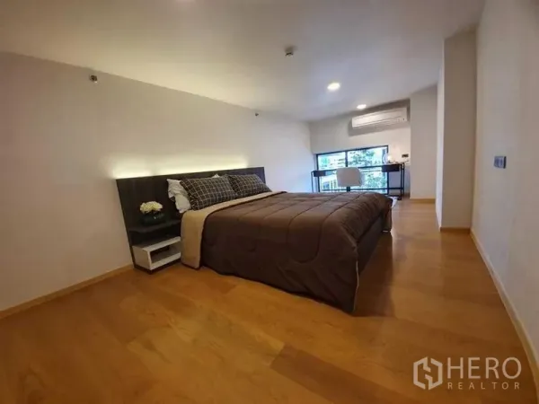 คอนโด ให้เช่าในWatthana, Bangkok - ห้องนอนกว้างพร้อมเตียงคิงส์ไซซ์ พื้นไม้ โคมไฟฝังฝ้า และมุมทำงานติดหน้าต่าง