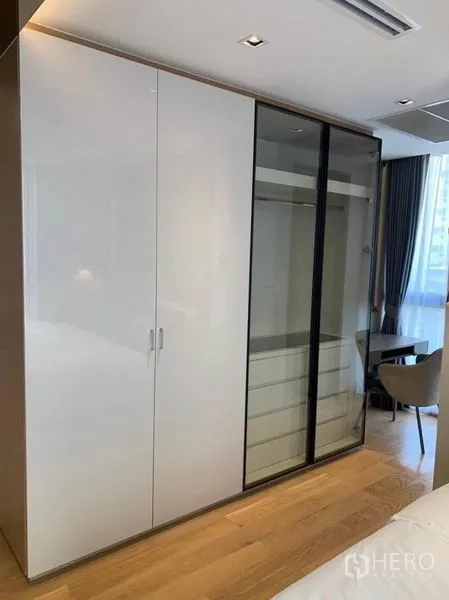 คอนโด ให้เช่าในWatthana, Bangkok - ตู้เสื้อผ้าห้องนอนหลัก บานเงาสีขาวและกระจกสไลด์