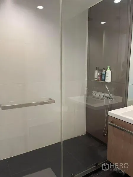คอนโด ให้เช่าในPathum Wan, Bangkok - ห้องน้ำสมัยใหม่พร้อมตู้ shower กระจกแบบวอล์กอิน