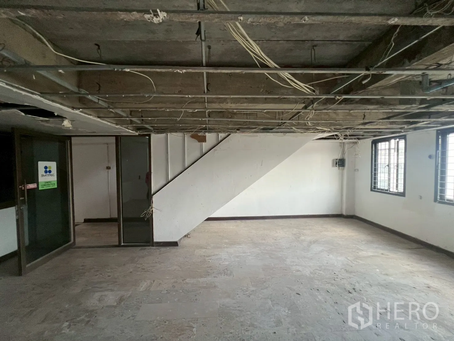 店屋 出租在Phra Khanong, Bangkok - 宽敞房间，内楼梯、侧窗与玻璃隔断。