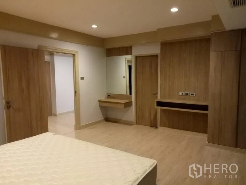 Apartment for rent in Khlong Toei, Bangkok - Bedroom with built-in vanity, wardrobes and recessed lighting
