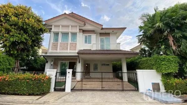 Detached House for rent in Bang Kapi, Bangkok - Front facade of detached house with covered carport and sliding gate.