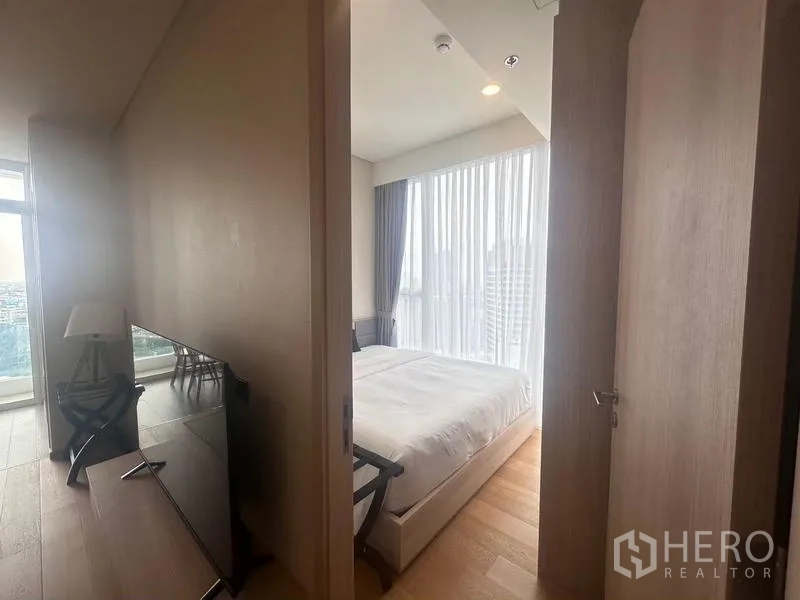 คอนโด ให้เช่า - ทางเดินสู่ห้องนอน พร้อมหน้าต่างสูงจรดเพดานและเตียงนอน