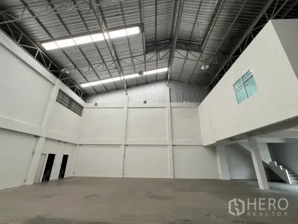 货栈 出租在Phra Samut Chedi, Samut Prakan - 仓库空间，右侧设有夹层办公室，顶高通透。