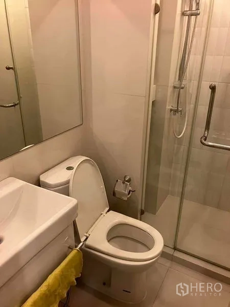 คอนโด ให้เช่าหรือขายในRatchathewi, Bangkok - ห้องน้ำสมัยใหม่พร้อมอ่างล้างหน้า โถสุขภัณฑ์ และห้องอาบน้ำกระจก