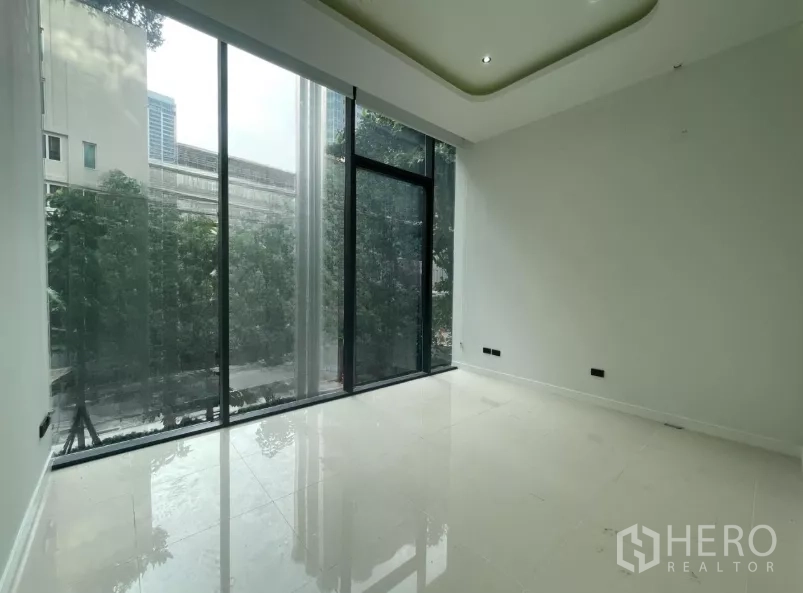 零售空间 出租 - 带高窗与嵌灯的私密房间。