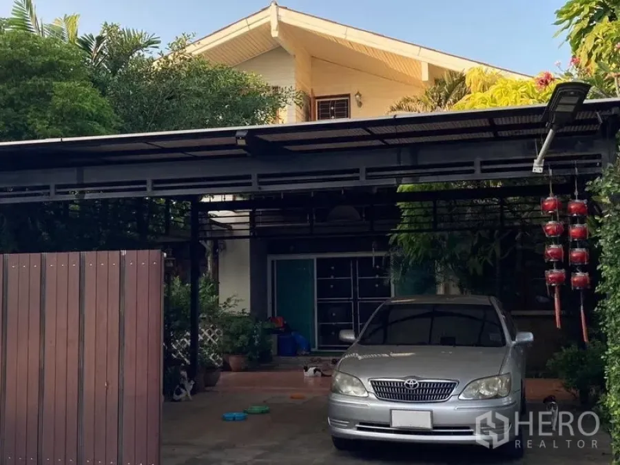 บ้าน ขายในWang Thonglang, Bangkok - มุมมองด้านหน้าบ้าน มีพื้นที่จอดรถแบบมีหลังคาและสวนเขียวขจีรอบบ้าน