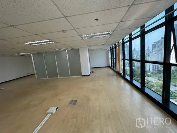 办公空间 出租 - 大开间办公室，落地窗俯瞰曼谷天际线，并设磨砂玻璃隔间。