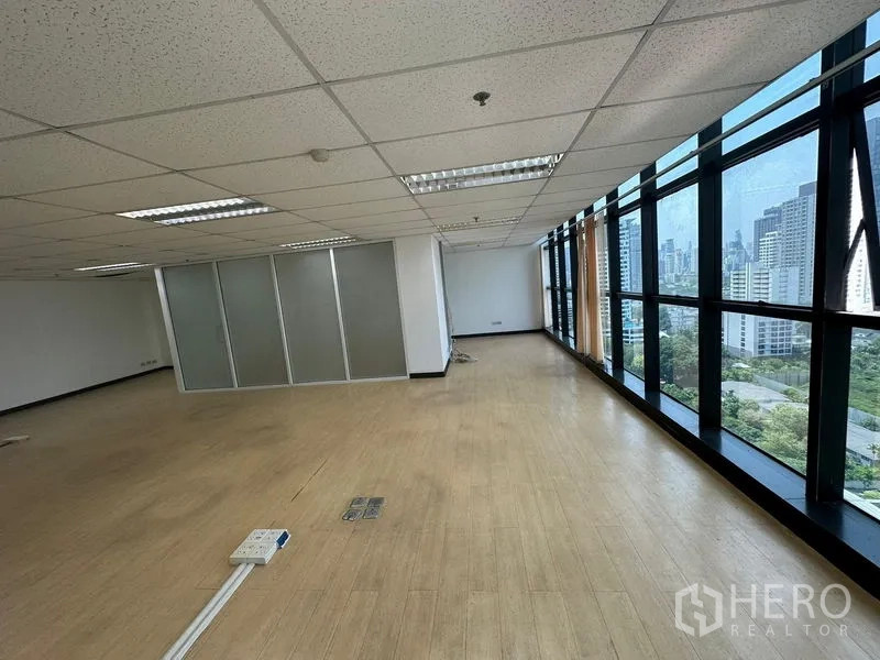 办公空间 出租 - 大开间办公室，落地窗俯瞰曼谷天际线，并设磨砂玻璃隔间。