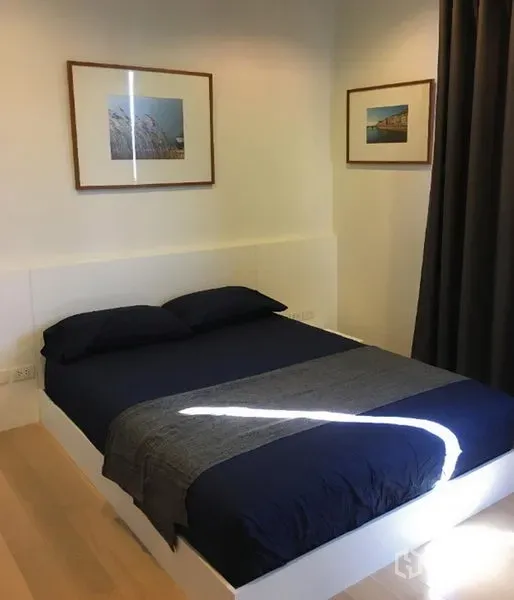 คอนโด ให้เช่าหรือขายในWatthana, Bangkok - ห้องนอนสว่างเตียงคู่ ชุดเครื่องนอนสีเข้ม ภาพแขวนผนัง และพื้นไม้โทนอ่อน.