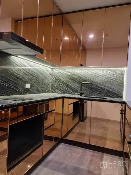 คอนโด ขายในPathum Wan, Bangkok - ครัวรูปตัว U ท็อปหินสีเข้ม ตู้กระจกเงา และไฟใต้ตู้