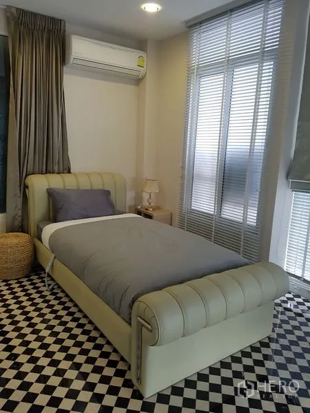 公寓 出租或出售在Bang Na, Bangkok - 卧室配单人床，黑白棋盘格地砖，高窗与百叶帘。