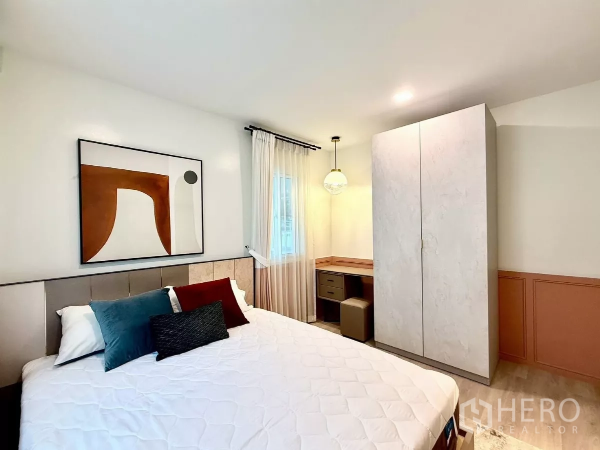 Detached House for rent in Bang Phli, Samut Prakan - Bedroom with wardrobe, study desk and natural light.