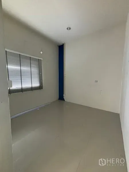 Warehouse for rent in Krathum Baen, Samut Sakhon - Compact private office room with window blinds and glossy floor tiles.