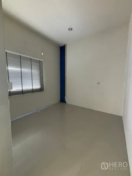 Warehouse for rent in Krathum Baen, Samut Sakhon - Compact private office room with window blinds and glossy floor tiles.