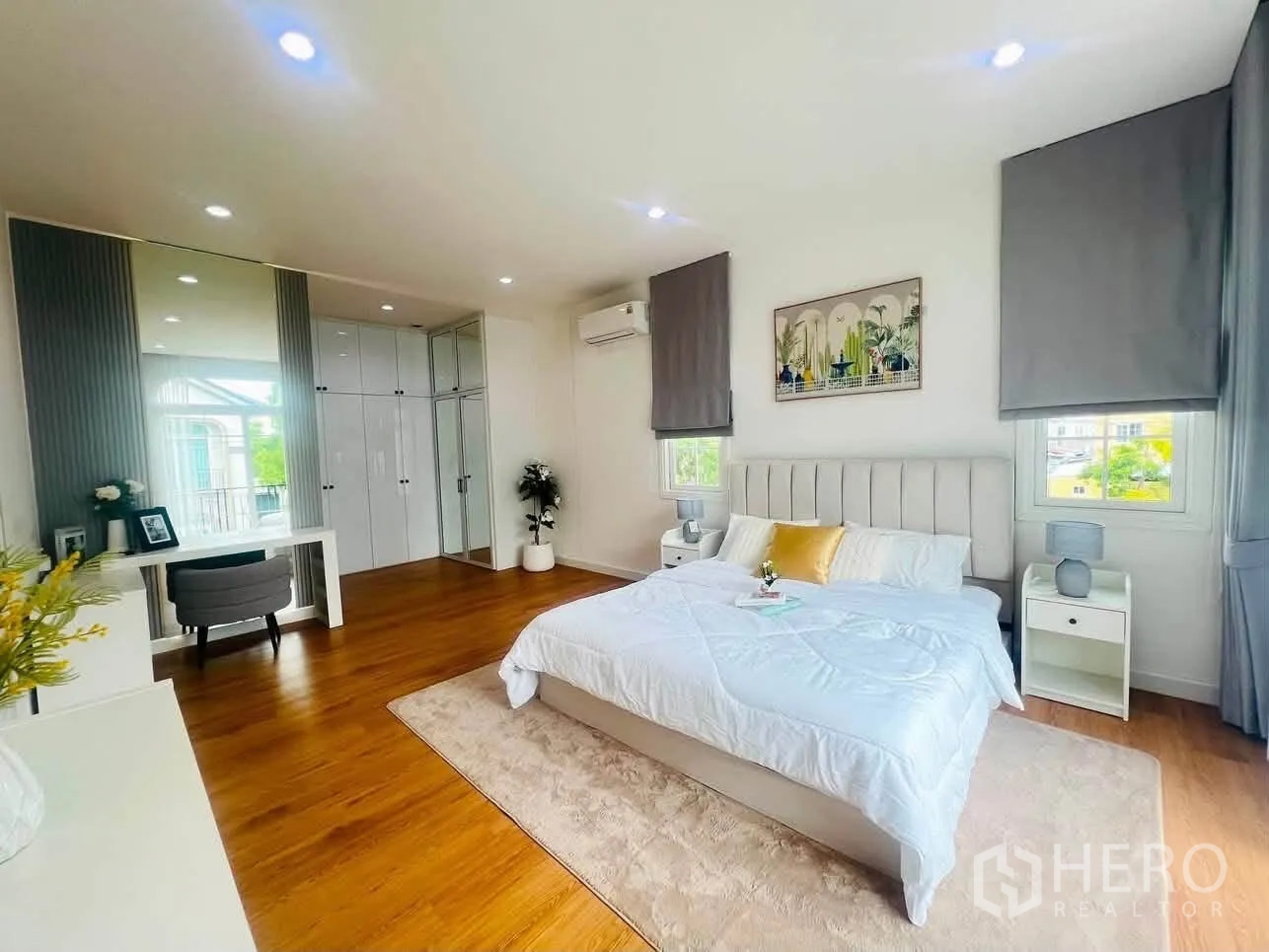 Detached House for rent in Bang Phli, Samut Prakan - Spacious master bedroom with wood flooring, built-in wardrobe, and a vanity desk.