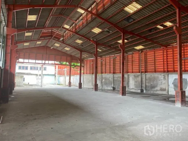 店屋 出租在Yan Nawa, Bangkok - 高挑仓库大厅，红色钢柱与天窗，宽阔混凝土地面。