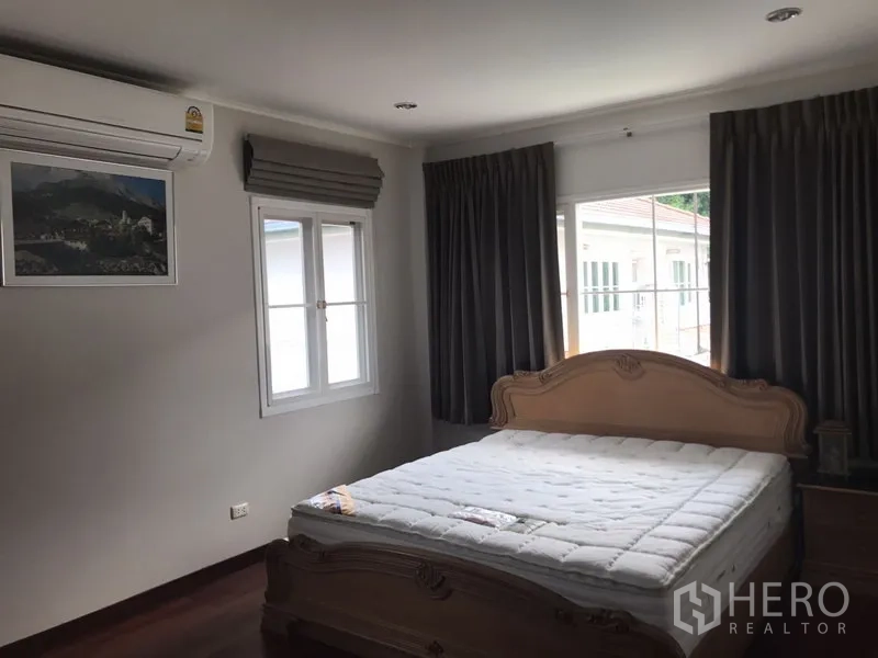 独立式住宅 出租在Phra Khanong, Bangkok - 次卧带经典木床，双面窗户与空调。