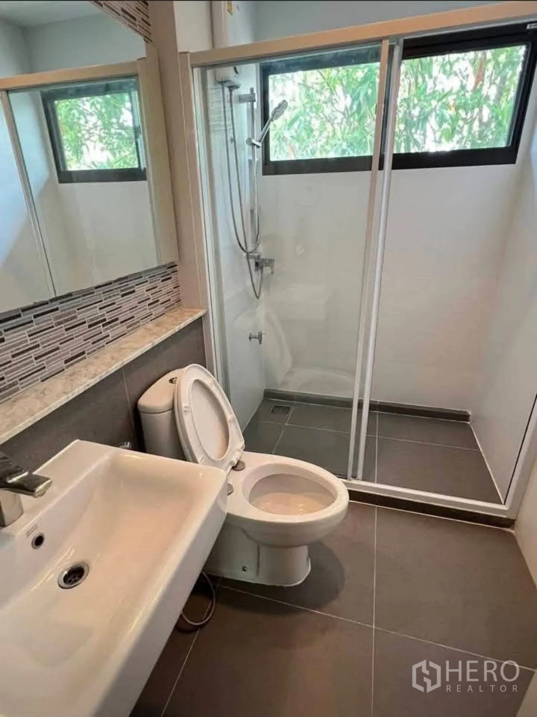บ้านเดี่ยว for rent in Bang Phli, Samut Prakan - ห้องน้ำมีตู้กระจกอาบน้ำ อ่างล้างหน้า และโถสุขภัณฑ์