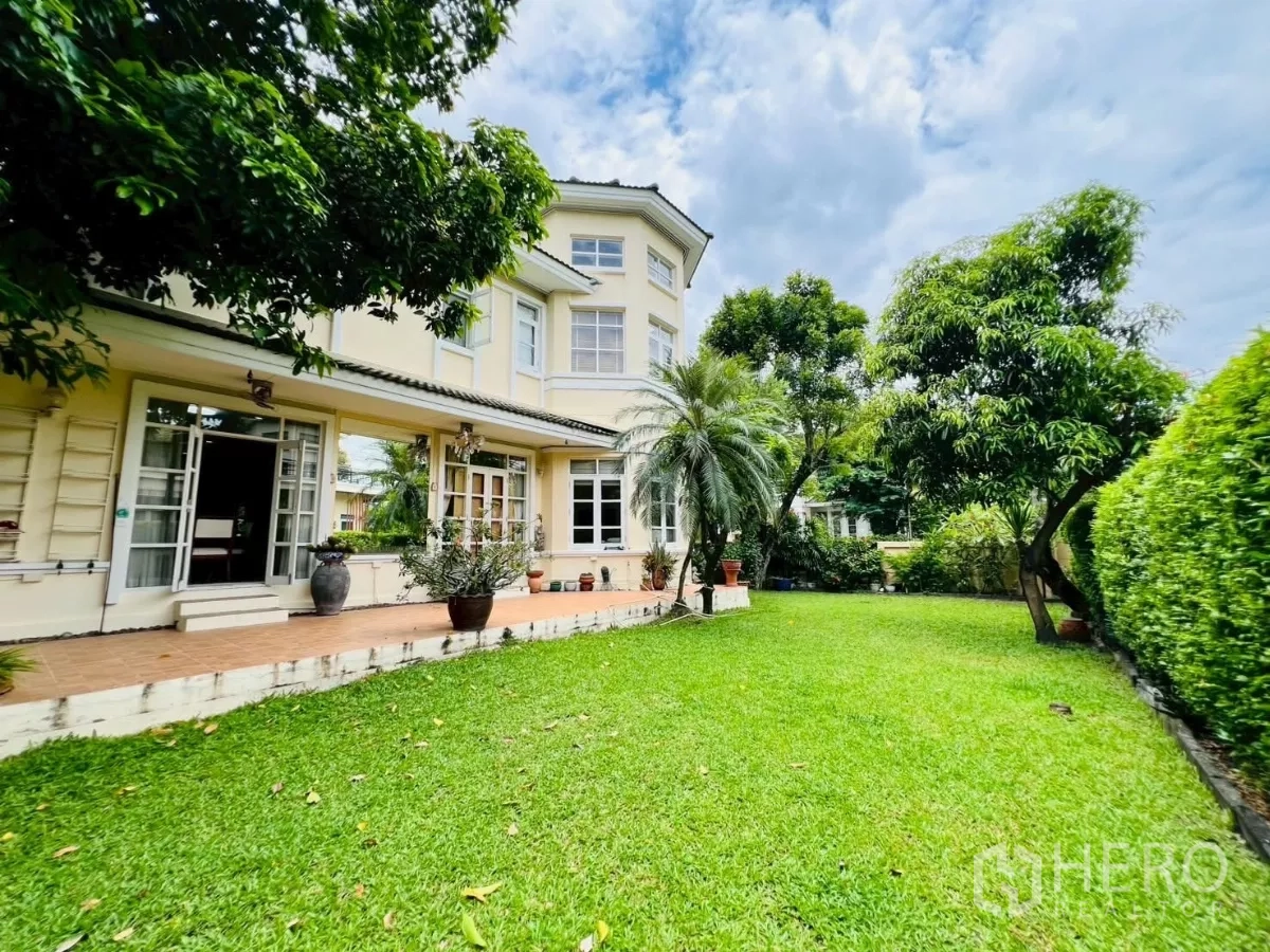 Detached House for rent in Prawet, Bangkok - Lush private lawn and back terrace with mature trees and hedges.