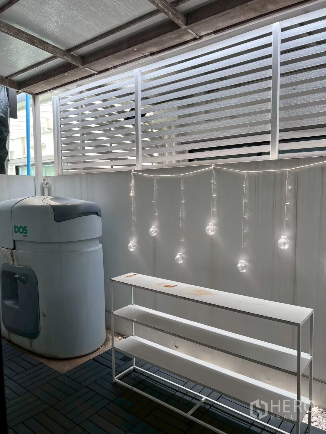 ทาวน์เฮาส์ ให้เช่าในBang Phli, Samut Prakan - ลานอเนกประสงค์หลังบ้าน ถังเก็บน้ำ ชั้นวางของ และไฟประดับ