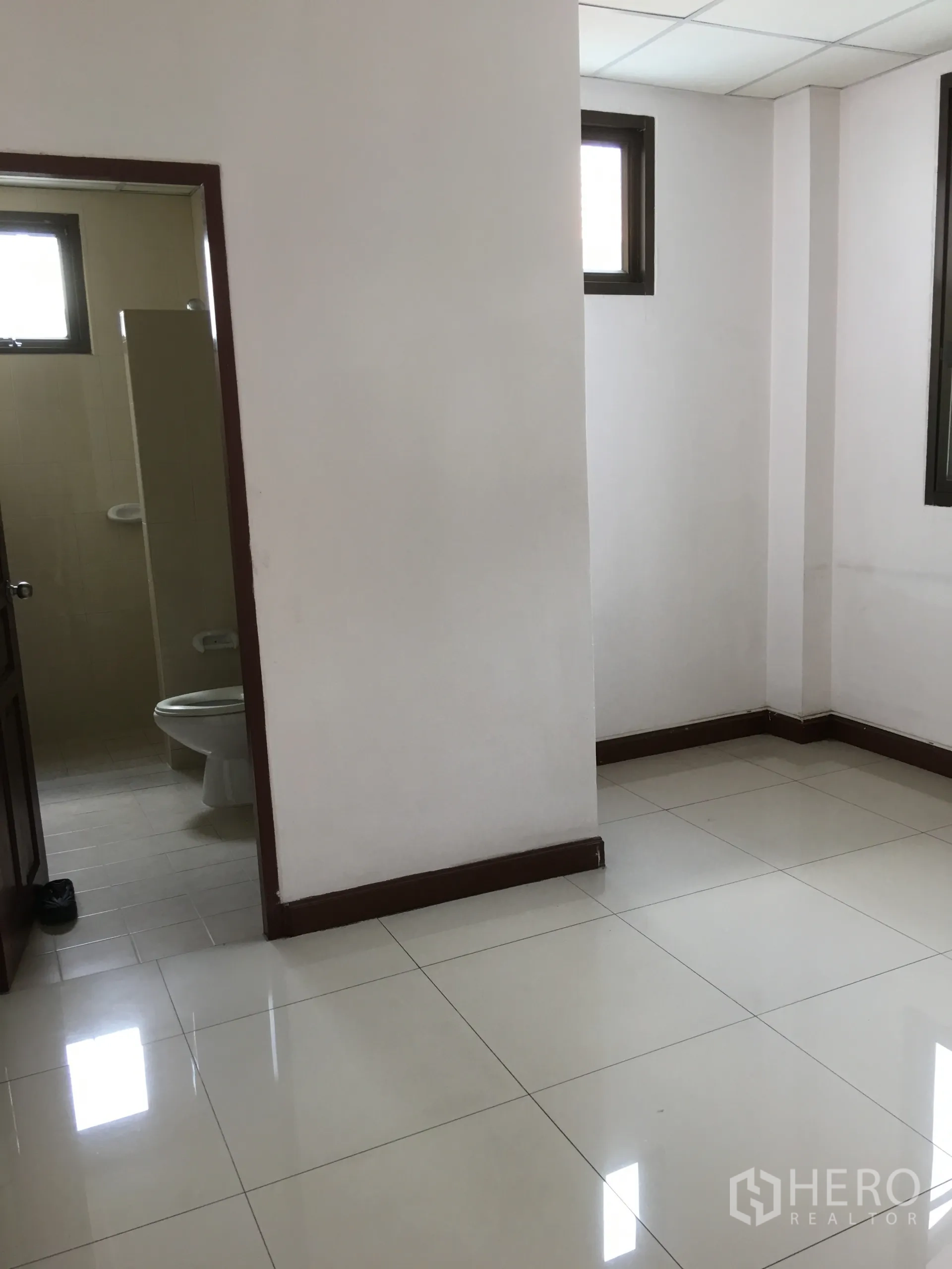 ทาวน์เฮาส์ ให้เช่าในKhlong Toei, Bangkok - มุมห้องนอนมีประตูเชื่อมเข้าห้องน้ำในตัวและหน้าต่างบานเล็ก