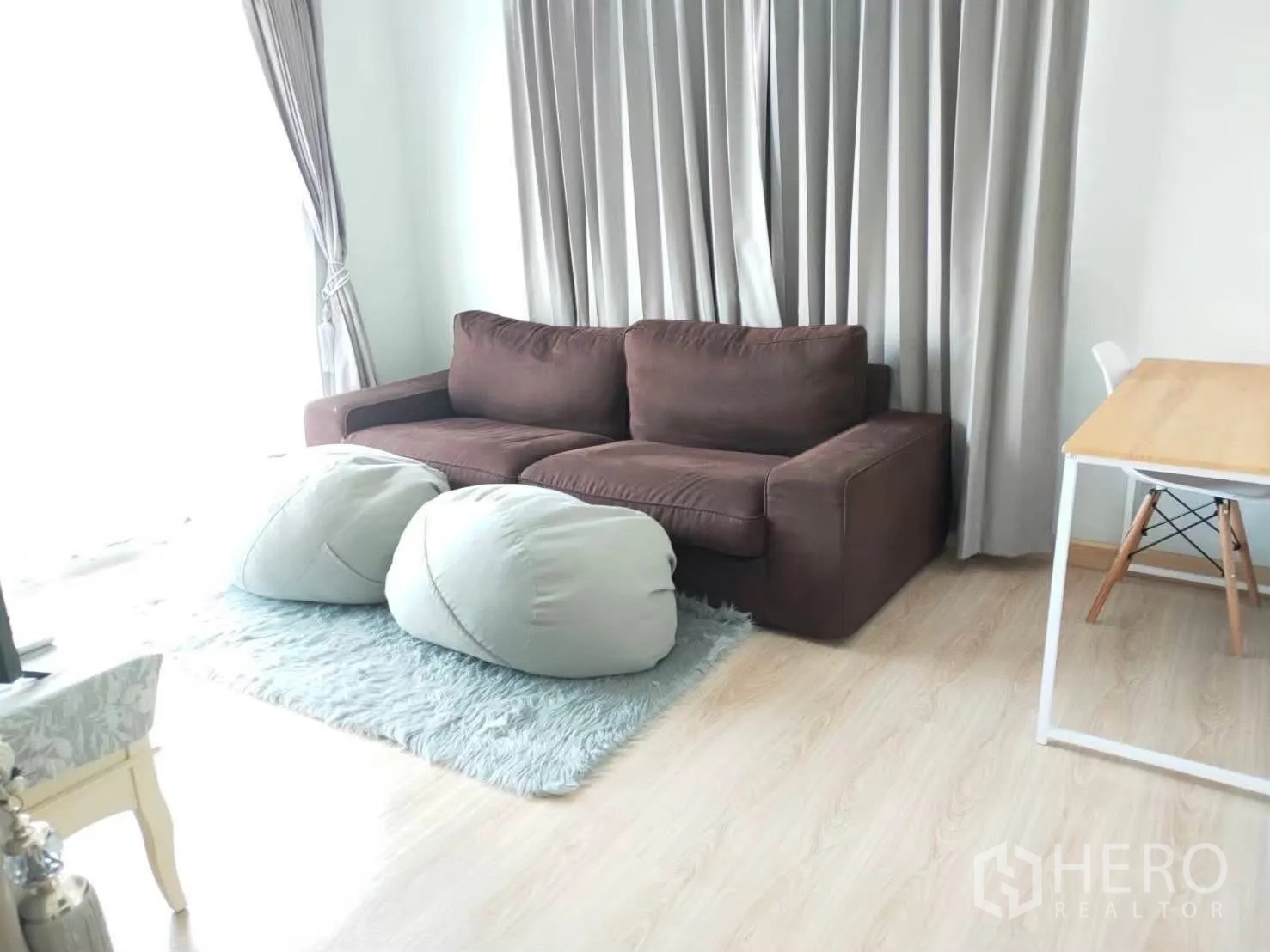 บ้านเดี่ยว for rent in Bang Phli, Samut Prakan - มุมนั่งเล่นโซฟาสีน้ำตาล มีบีนแบ็กและพรม พร้อมผ้าม่านทึบ