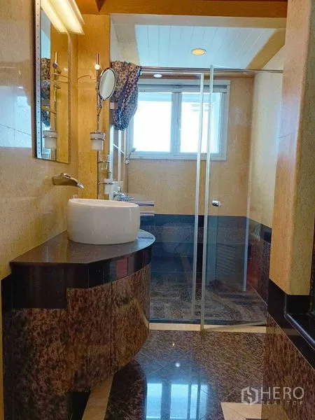 คอนโด ให้เช่าในWatthana, Bangkok - อ่างล้างหน้าทรงกลมและตู้ shower กระจกใสใต้หน้าต่างในห้องน้ำ.