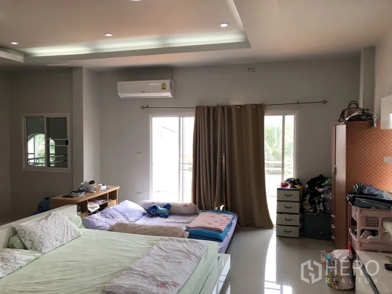 บ้าน ขายในLam Luk Ka, Pathum Thani - ห้องนอนขนาดใหญ่มีประตูกระจกออกระเบียงและที่นอนปูพื้น