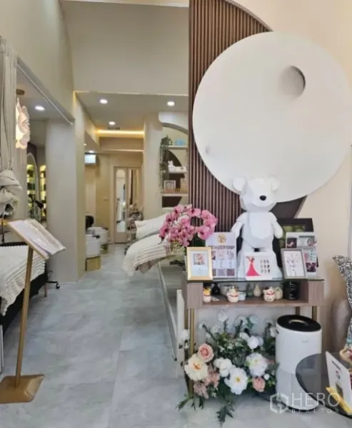 พื้นที่ขายปลีก ให้เช่าในWatthana, Bangkok - โถงทางเข้า เคาน์เตอร์โชว์สินค้า และแผงตกแต่งทรงกลม