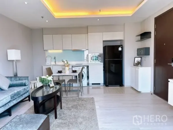 คอนโด ให้เช่าในWatthana, Bangkok - พื้นที่นั่งเล่นแบบโอเพ่นพร้อมโซฟาเทา ชุดทานอาหาร และครัวบิวท์อินไฟซ่อน
