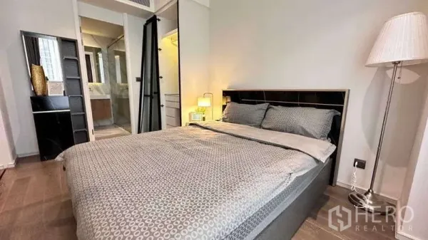 คอนโด ให้เช่าในWatthana, Bangkok - มุมมองจากห้องนอนไปยังห้องน้ำในตัวและตู้เก็บของบิวท์อิน