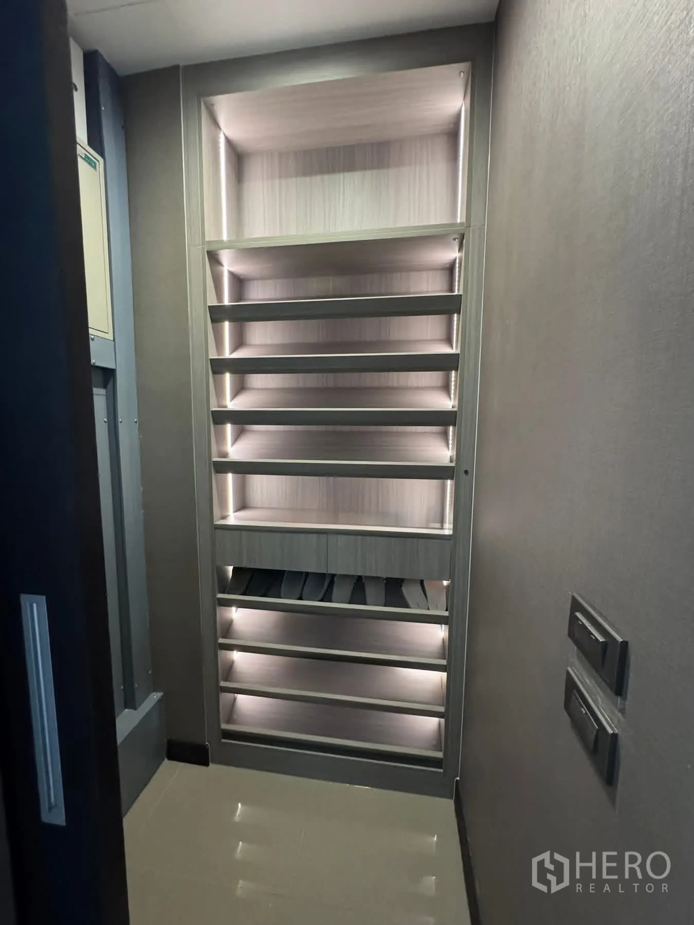 ทาวน์เฮาส์ ให้เช่าหรือขายในLat Phrao, Bangkok - ตู้รองเท้าบิลท์อินมีไฟและชั้นดึง