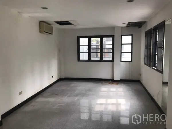 零售空间 出租在Watthana, Bangkok - 空置室内空间，抛光地面与多扇窗户，带壁挂空调