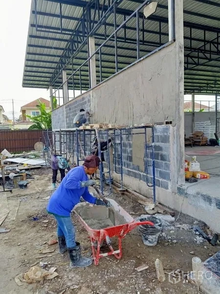 货栈 出租在Khlong Sam Wa, Bangkok - 新建钢结构仓库外观，金属屋顶与砌块墙体施工中