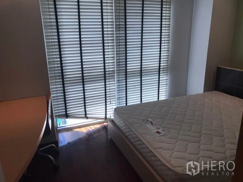 คอนโด ให้เช่าในWatthana, Bangkok - ห้องนอนขนาดกะทัดรัด มีที่นอน โต๊ะทำงาน และม่านบังตาบานใหญ่