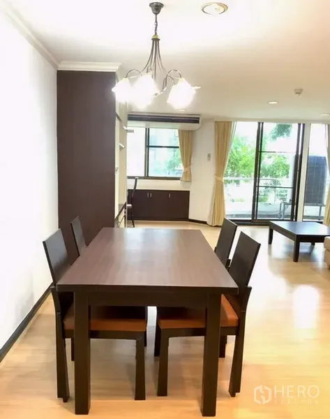 คอนโด ให้เช่าหรือขายในWatthana, Bangkok - มุมรับประทานอาหารโต๊ะไม้ 4 ที่นั่ง ใต้โคมไฟ ข้างหน้าต่างบานใหญ่