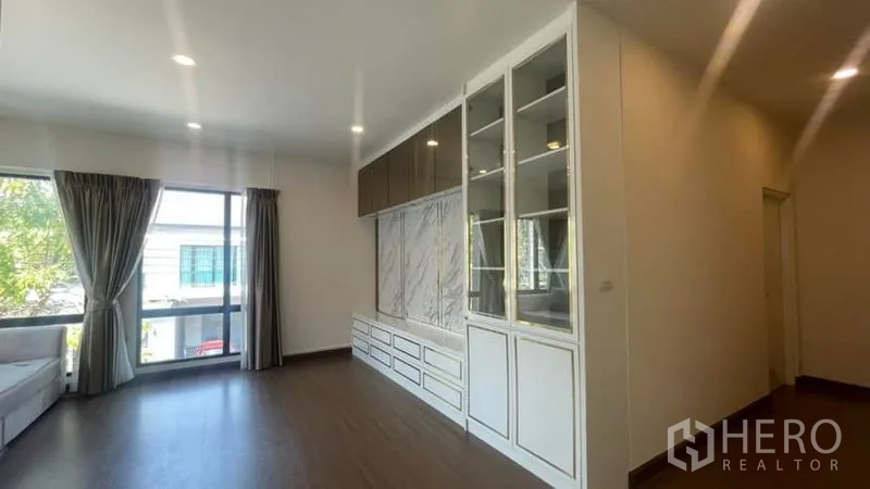 บ้าน ให้เช่าหรือขายในPrawet, Bangkok - ห้องครอบครัวชั้นบน ตู้บิลท์อินเต็มผนังและหน้าต่างกว้าง