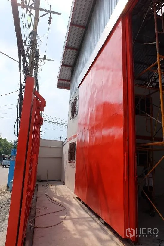 โกดัง for rent in Bang Phli, Samut Prakan - ภาพภายในยาวๆ เห็นโครงหลังคาและพื้นโล่ง.