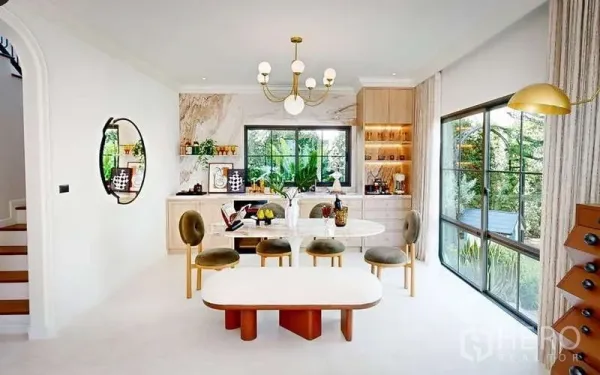 Detached House for rent in Bang Phli, Samut Prakan - Open-plan dining area with marble feature wall, modern chandelier, velvet chairs and large sliding windows to the garden.