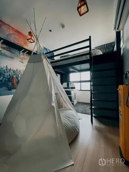 公寓 出租在Suan Luang, Bangkok - 儿童房带阁楼床与帐篷，采光充足