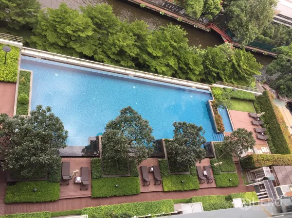 คอนโด ให้เช่าในRatchathewi, Bangkok - มุมมองจากด้านบนของสระว่ายน้ำขนาดยาว พร้อมดาดฟ้าสวนริมคลองของโครงการ