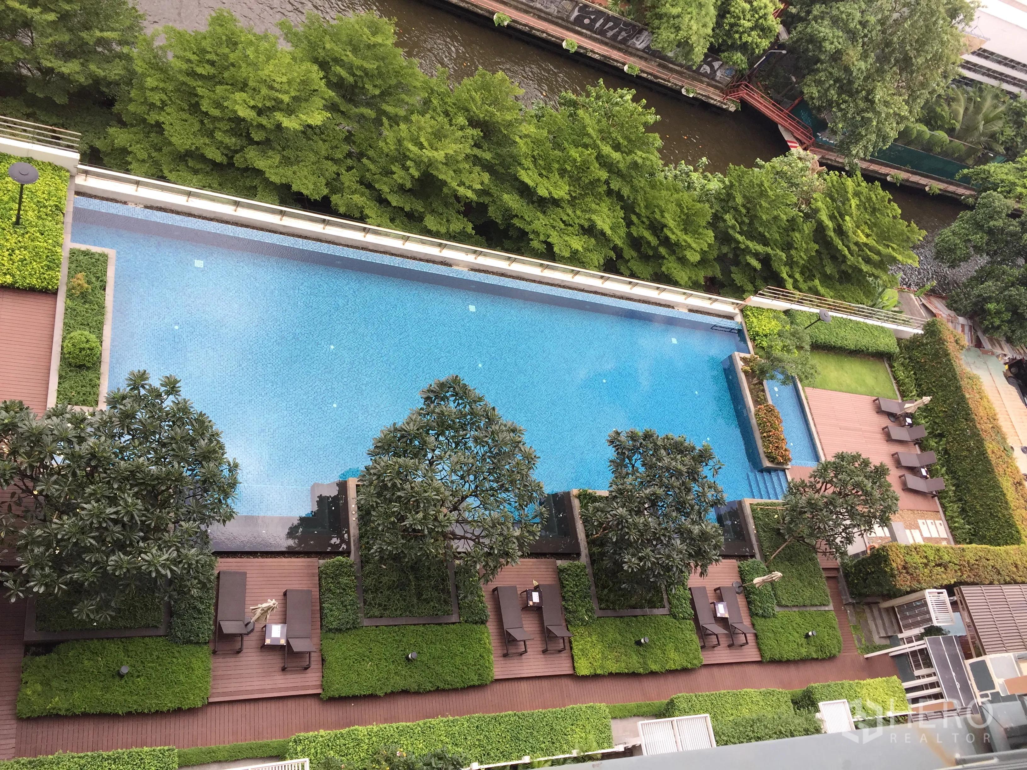 คอนโด ให้เช่าในRatchathewi, Bangkok - มุมมองจากด้านบนของสระว่ายน้ำขนาดยาว พร้อมดาดฟ้าสวนริมคลองของโครงการ