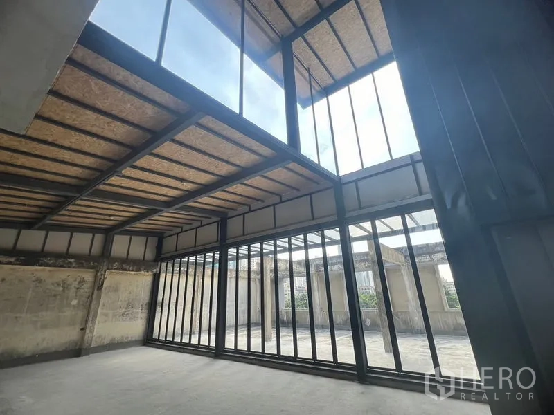 零售空间 出租在Watthana, Bangkok - 挑高空间设高侧窗与落地玻璃，面向室外露台