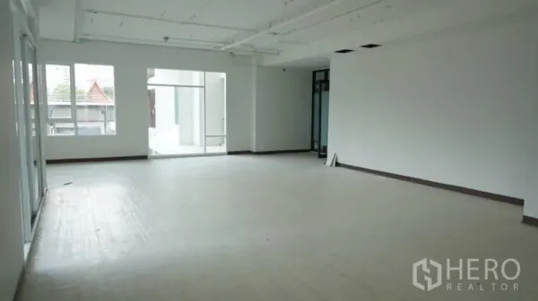 零售空间 出租在Khlong Toei, Bangkok - 空置零售单元，挑高天花与宽幅采光窗，带玻璃入口，适合展厅或健身工作室。