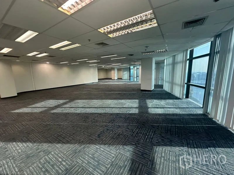 Office Space for rent in Watthana, Bangkok - Spacious open‑plan floor with multiple tall windows and vertical blinds.