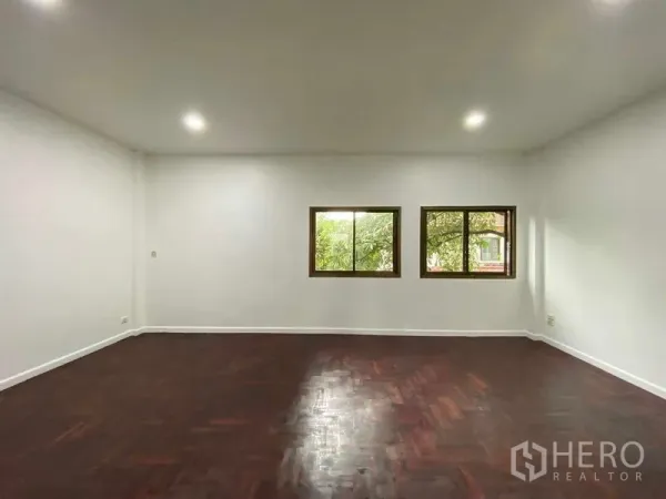 สำนักงานที่บ้าน ให้เช่าหรือขายในSuan Luang, Bangkok - ห้องโล่งสว่าง ไฟดาวน์ไลท์ หน้าต่างสองบาน และพื้นปาร์เกต์สีเข้มเงางาม