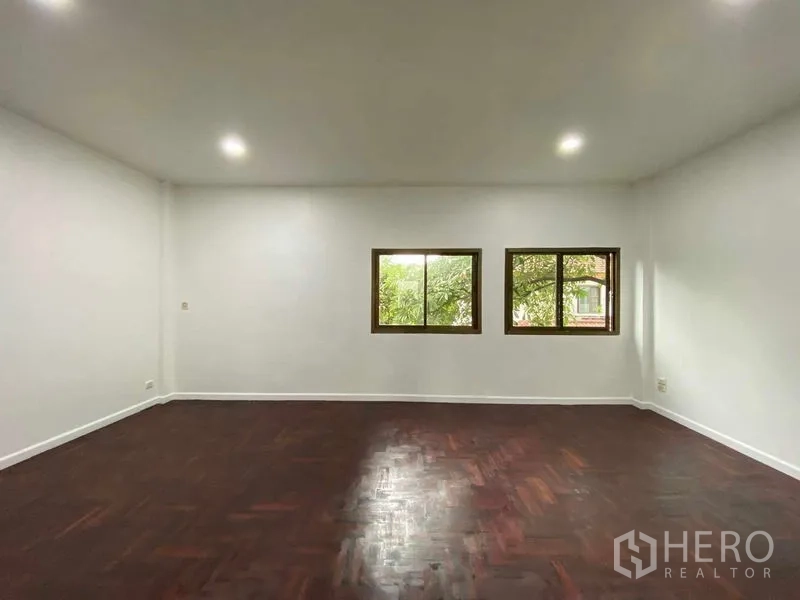 สำนักงานที่บ้าน ให้เช่าหรือขายในSuan Luang, Bangkok - ห้องโล่งสว่าง ไฟดาวน์ไลท์ หน้าต่างสองบาน และพื้นปาร์เกต์สีเข้มเงางาม