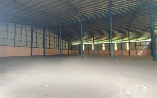 คลังสินค้า ให้เช่าในChaloem Phra Kiat, Nakhon Ratchasima - ฮอลล์เก็บสินค้าแบบไร้เสากลาง พื้นคอนกรีต และแผ่นช่องแสงบนหลังคา