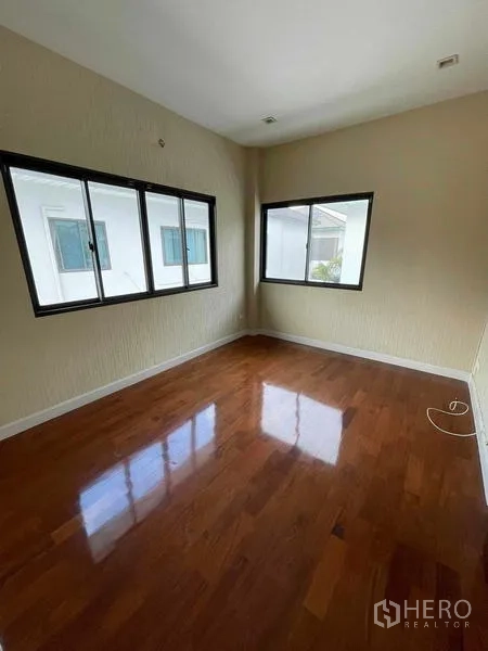 บ้าน ขายในLat Krabang, Bangkok - ห้องนอนมุมบ้าน พื้นไม้ พร้อมหน้าต่างบานใหญ่รับแสงธรรมชาติ